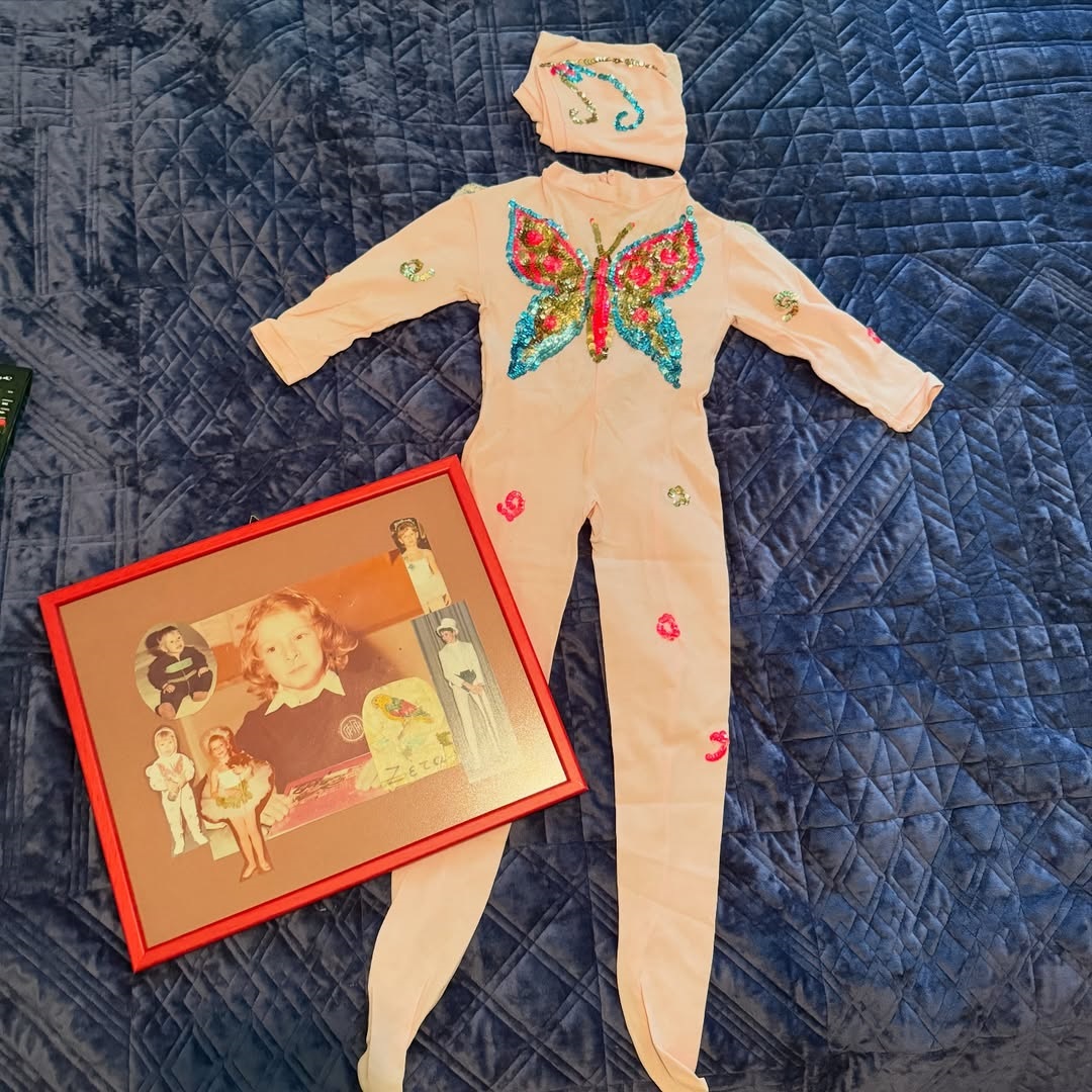 Το καρναβαλικό κοστούμι της Ζέτας Δούκα όταν ήταν 15 μηνών. Και φωτογραφίες αναμνηστικές δίπλα σε κορνίζα