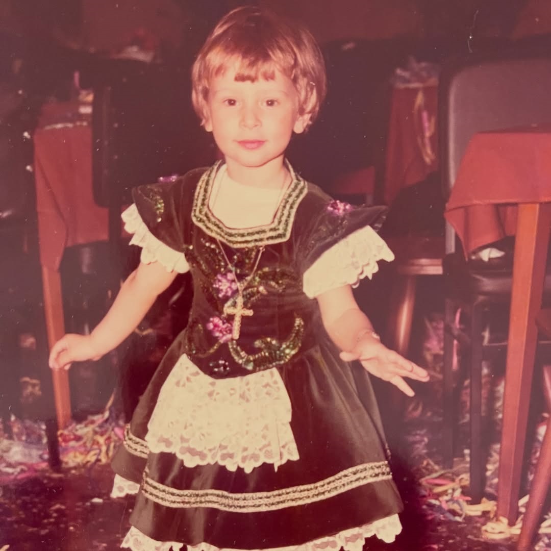 Η Ζέτα Δούκα με στολή μασκέ όταν ήταν μικρούλα.