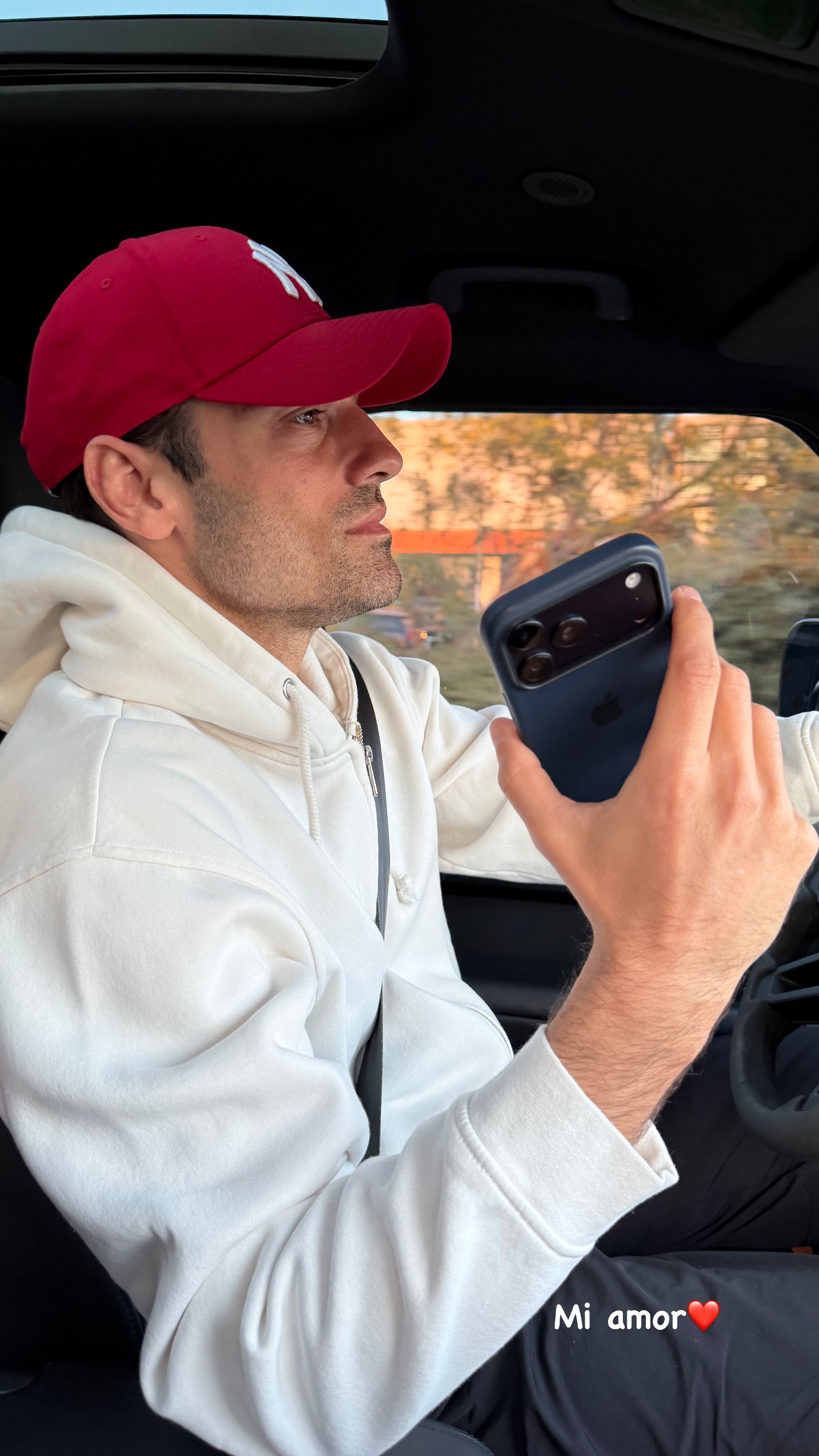 Ο Κωνσταντίνος Αργυρός στο τιμόνι του αυτοκινήτου του