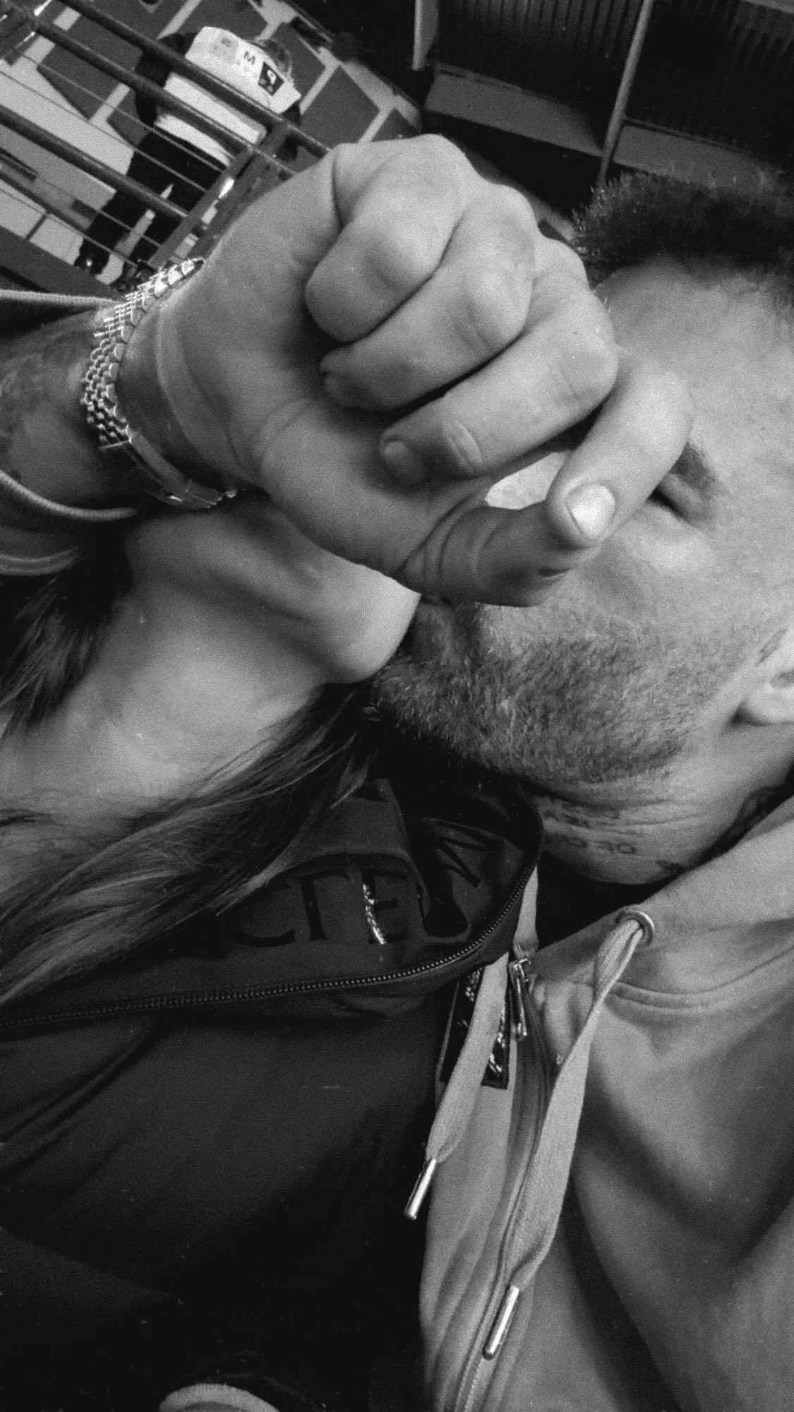 Ο Δημήτρης Αλεξάνδρου φιλά τη Ρία Εληνίδου