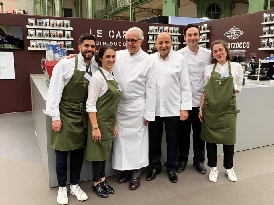 Ο Ανδρέας Μαυρομμάτης με τον Alain Ducasse και την ομάδα του.