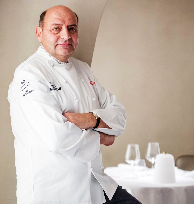 Ο σεφ Ανδρέας Μαυρομμάτης στο εστιατόριό του.