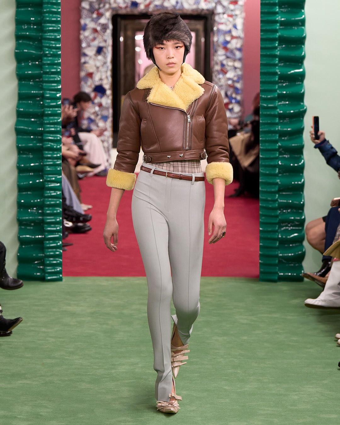 Είδαμε το Shearling flight τζάκετ στο Παρίσι στην πασαρέλα των Acne Studios Fall Winter 2026