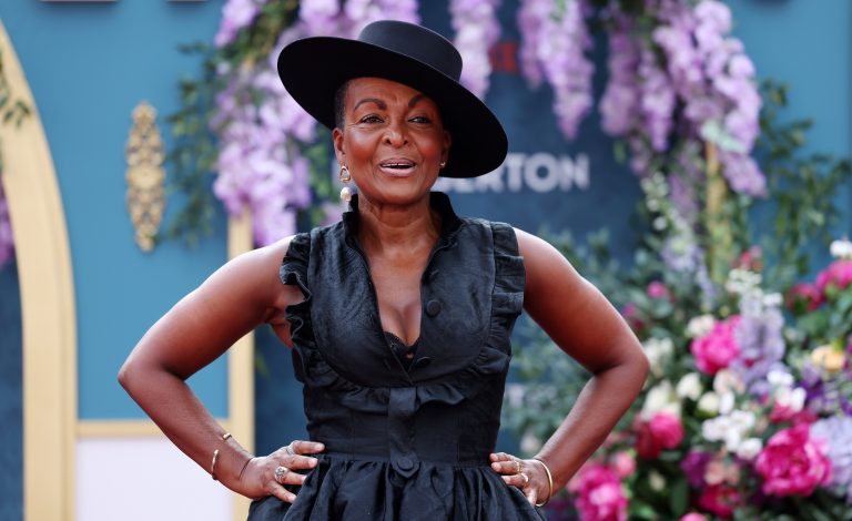 Η Adjoa Andoh στην ειδική προβολή του δεύτερου μέρους της τρίτης σεζόν του Bridgerton στην Πλατεία Λέστερ στο Λονδίνο, 12 Ιουνίου 2024