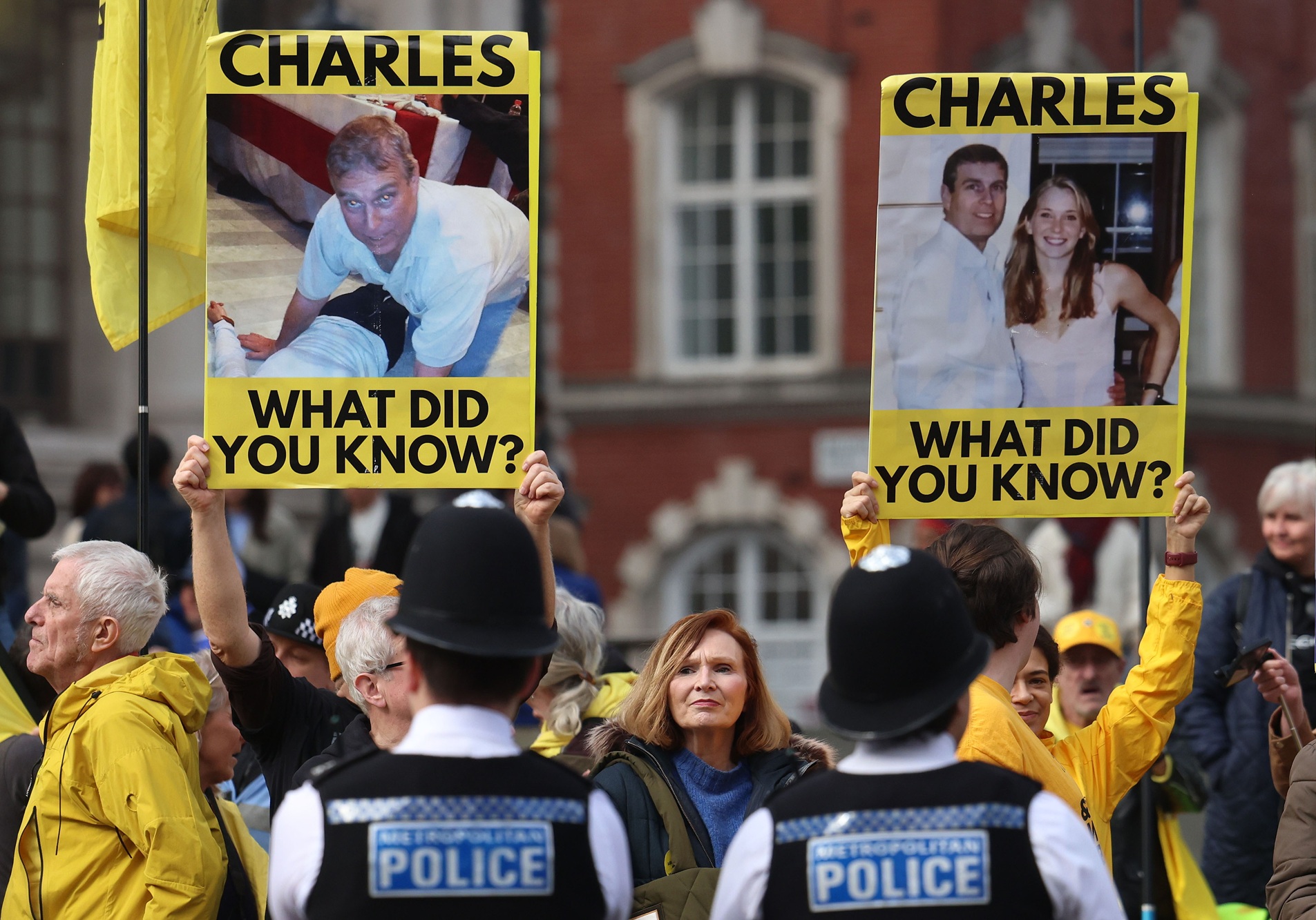 Η υπόθεση του Andrew Mountbatten-Windsor συνεχίζει να προκαλεί αμηχανία στη βασιλική οικογένεια