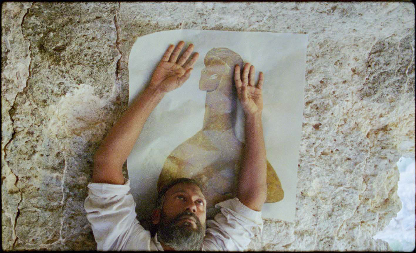 Eglė Budvytytė, animism sings anarchy, 2026. Eγκατάσταση τριών καναλιών, φιλμ 16 mm film, μεταφρερμένο σο προβολείς 4K, 40 λεπτά ταινία.