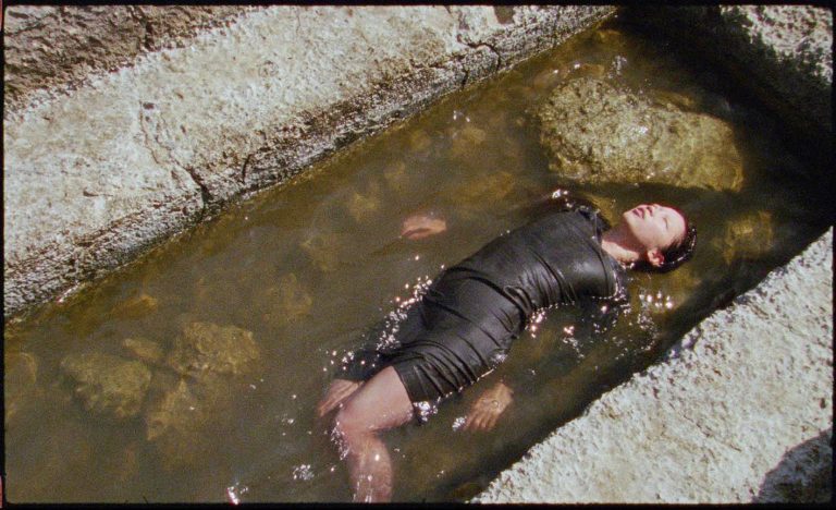 Eglė Budvytytė, animism sings anarchy, 2026. Eγκατάσταση τριών καναλιών, φιλμ 16 mm film, μεταφρερμένο σο προβολείς 4K, 40 λεπτά ταινία.