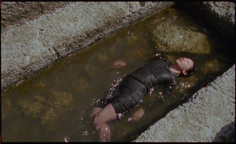 Eglė Budvytytė, animism sings anarchy, 2026. Eγκατάσταση τριών καναλιών, φιλμ 16 mm film, μεταφρερμένο σο προβολείς 4K, 40 λεπτά ταινία.