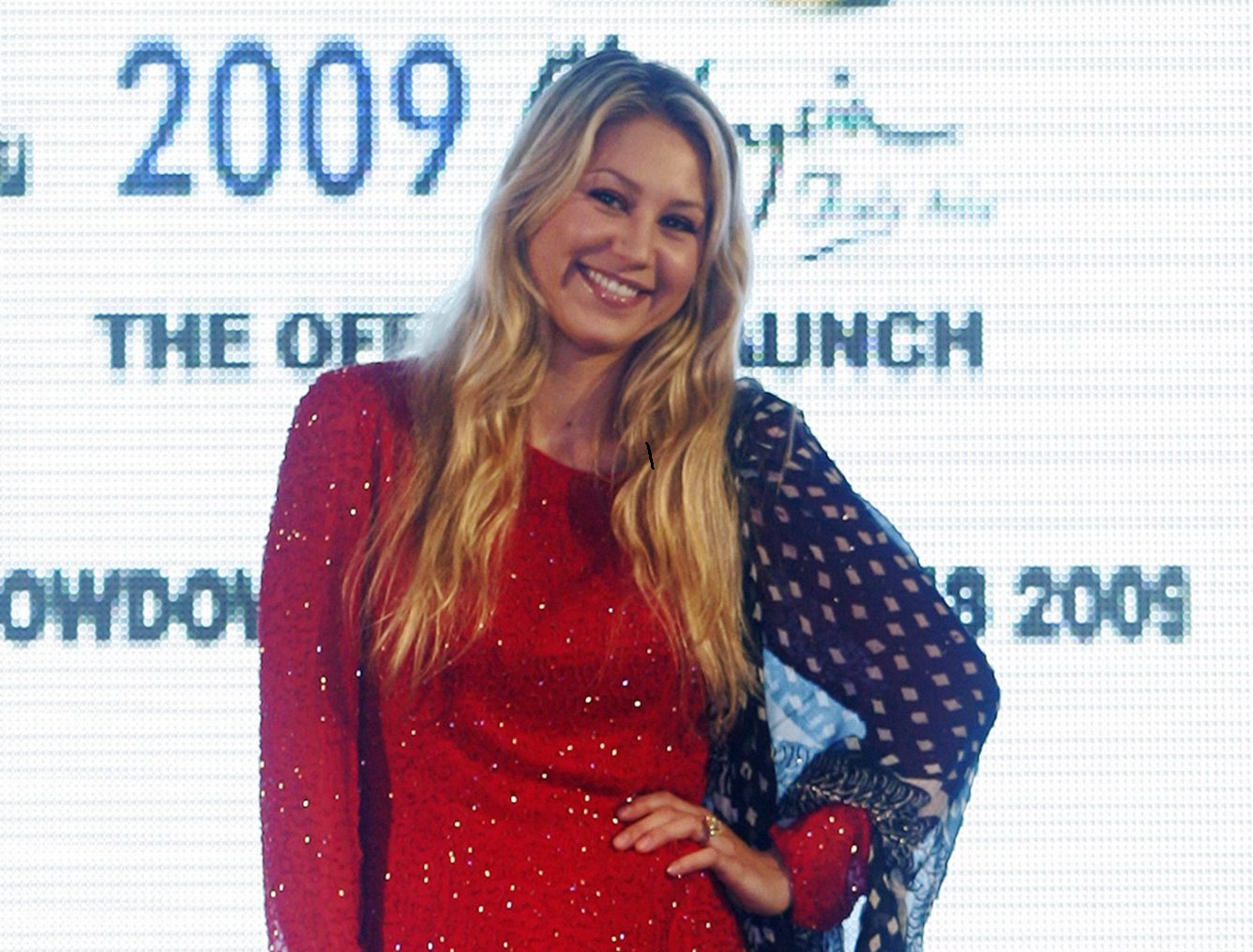 Φωτογραφία που δημοσιοποιήθηκε από το LD Sports στις 26 Οκτωβρίου 2009 απεικονίζει την Anna Kournikova να φορά παραδοσιακή φορεσιά της Μαλαισίας το "Baju Kurung", κατά την έναρξη της διοργάνωσης τένις «Showdown of Champions 2009» στην Κουάλα Λουμπούρ, 26 Οκτωβρίου 2009