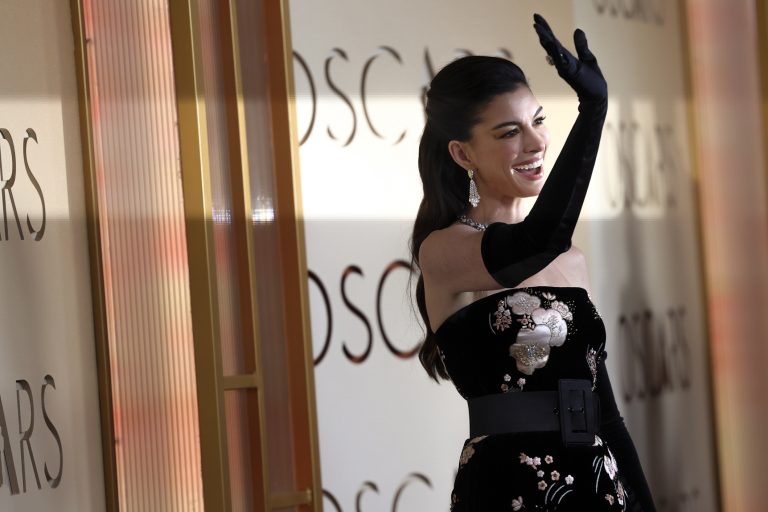 H Anne Hathaway στο κόκκινο χαλί των Όσκαρ, 15 Μαρτίου 2026