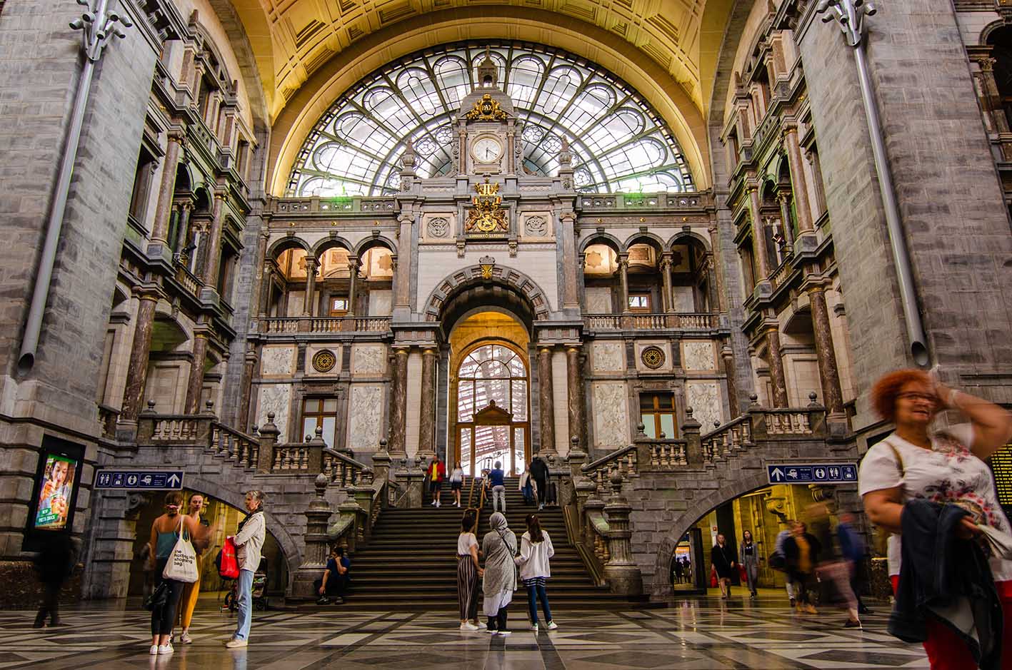 Αμβέρσα, Βέλγιο. Αύγουστος 2019. Η ιστορική είσοδος του κεντρικού σιδηροδρομικού σταθμού είναι τόσο μεγάλη και κομψά διακοσμημένη που της αποδίδεται ο τίτλος του καθεδρικού ναού των σταθμών.