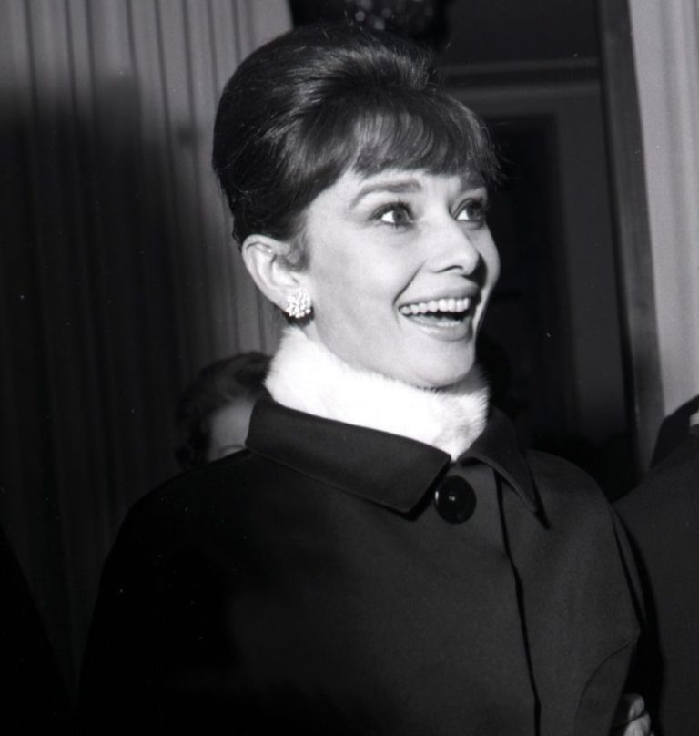 Φωτογραφία αρχείου με ημερομηνία 22 Νοεμβρίου 1961 που δείχνει τον Ιταλό παραγωγό ταινιών Dino De Laurentiis με την Αμερικανίδα ηθοποιό Audrey Hepburn στην πρεμιέρα της ταινίας «Barabbas» στην Ιταλία