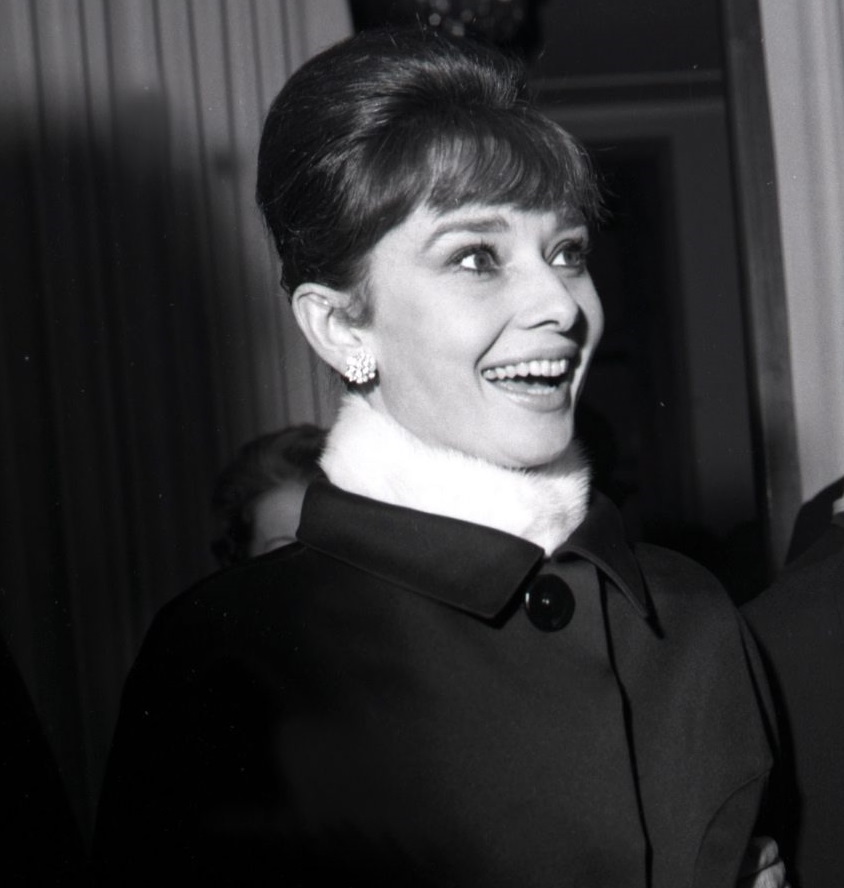 Φωτογραφία αρχείου με ημερομηνία 22 Νοεμβρίου 1961 που δείχνει τον Ιταλό παραγωγό ταινιών Dino De Laurentiis με την Αμερικανίδα ηθοποιό Audrey Hepburn στην πρεμιέρα της ταινίας «Barabbas» στην Ιταλία