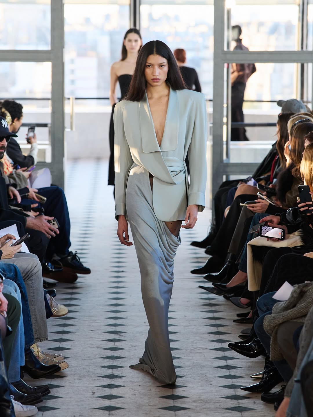 Μια από τις τάσεις που είδαμε στο Παρίσι είναι τα σακάκια.