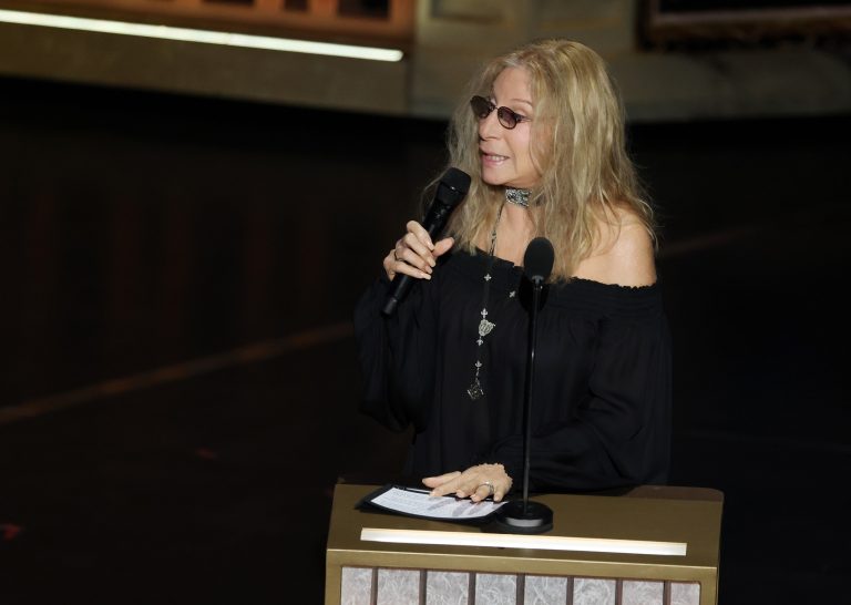 H Barbra Streisand στο συγκινητικό αφιέρωμα στον Robert Redford στη σκηνή των Όσκαρ, 15 Μαρτίου 2026