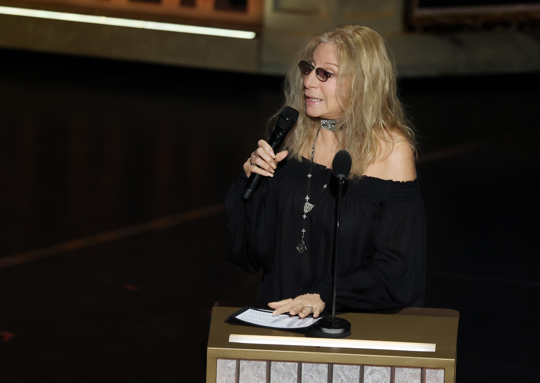 H Barbra Streisand στο συγκινητικό αφιέρωμα στον Robert Redford στη σκηνή των Όσκαρ, 15 Μαρτίου 2026