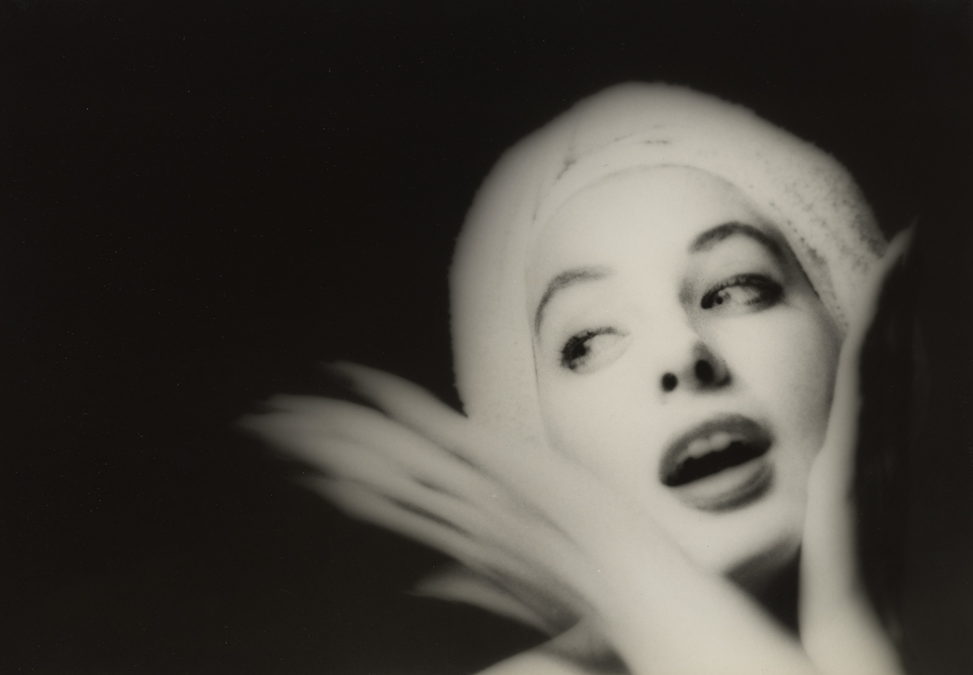 Φωτογραφία της Lillian Bassman με τίτλο A Report to Skeptics του 1952 ανάμεσα στα έργα της έκθεσης του ΜΕΤ 'Lillian Bassman: Bazaar and Beyond.