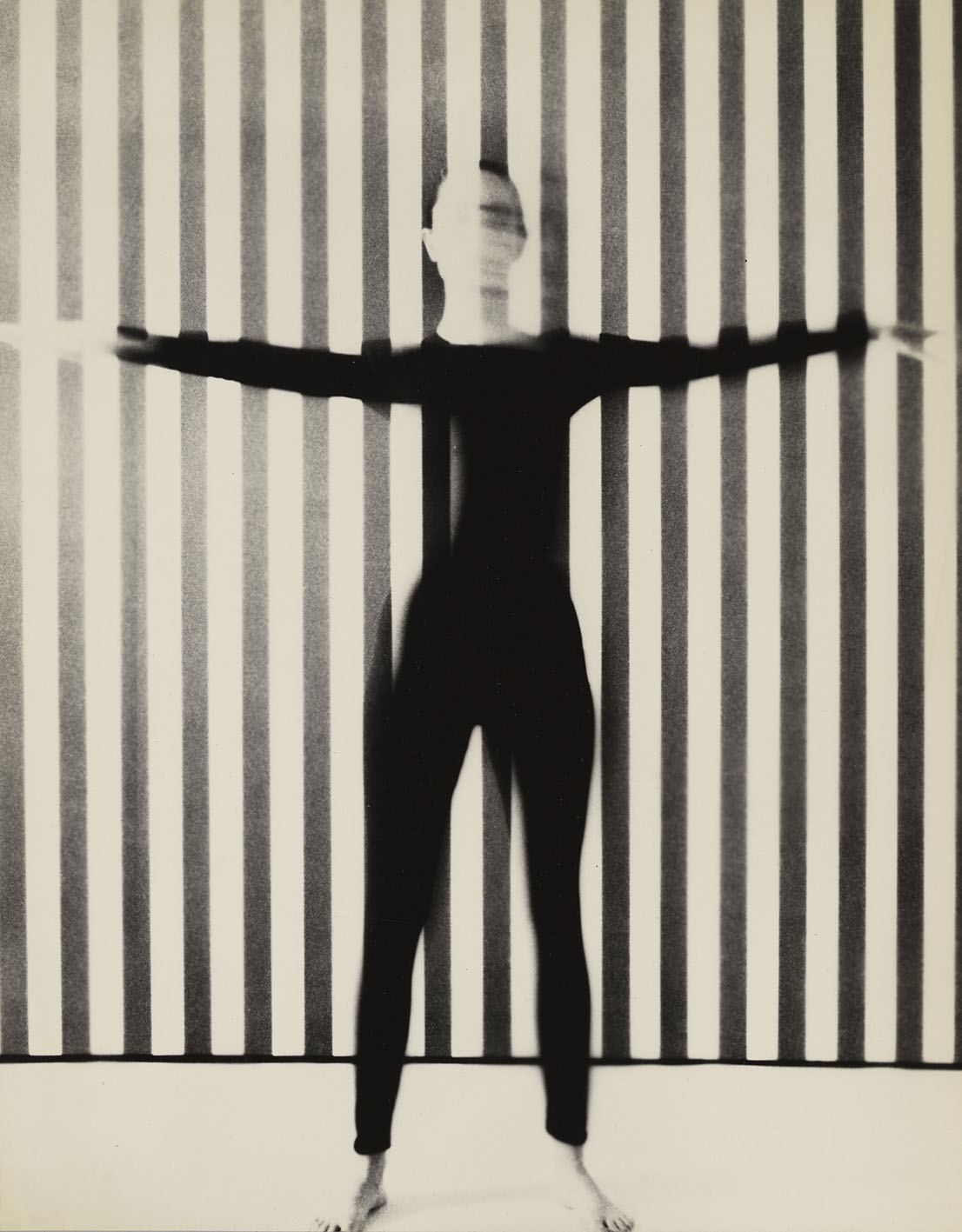 Φωτογραφία της Lillian Bassman με τίτλο  Exercises for Skeptics του 1952 εκτίθεται στο ΤΗΕ ΜΕΤ μέχρι τις 26 Ιουλίου.