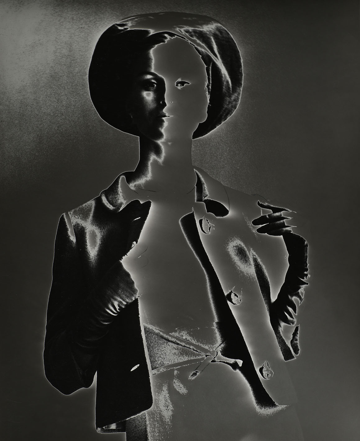 Φωτογραφία της Lillian Bassman  με τίτλο Solarized fashion study του1960 εκτίθεται στο The Met μέχρι τις 26. Ιουλίου 2026.