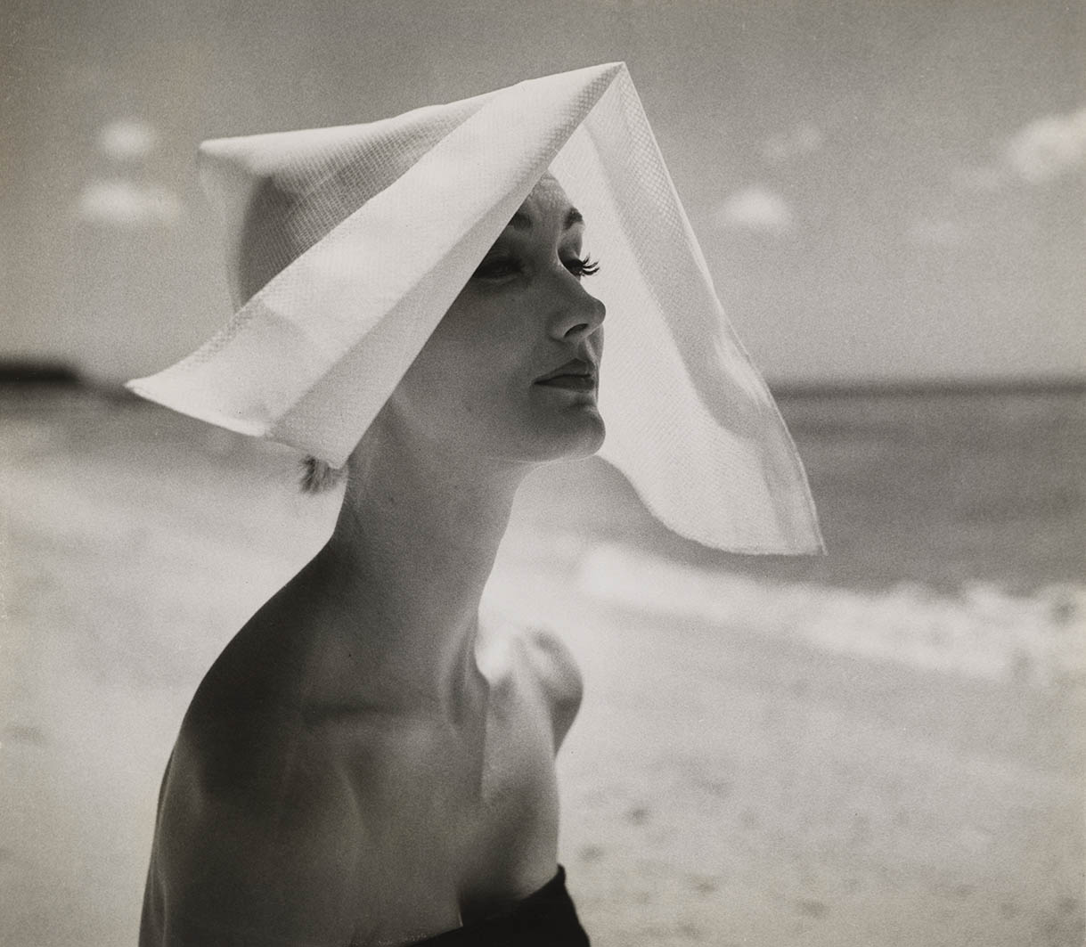 Φωτογραφία της Lillian Bassman με τίτλο The Starched Coif του 1954. Η νέα έκθεση του ΤΗΕ ΜΕΤ μέχρι τις 26 Ιουλίου γιορτάζει τη φινέτσα της μόδας.