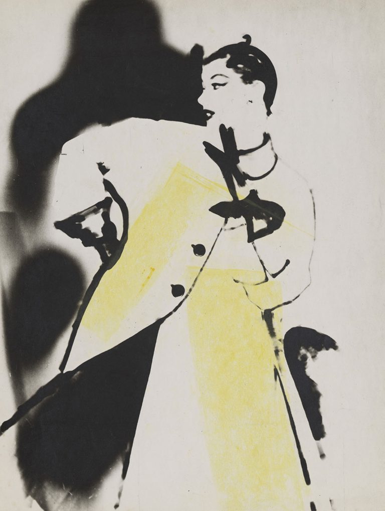 Σχέδιο της Lillian Bassman με τίτλο Variant of The Yellow Smock Coat του1950 ανάμεσα στα έργα που εκτίθενται στο ΤΗΕ ΜΕΤ μέχρι τις 26 Ιουλίου στην έκθεση: Lillian Bassman: Bazaar and Beyond.