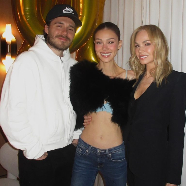 Ο Brooklyn Beckham μαζί με τη σύζυγό του και την πεθερά του.