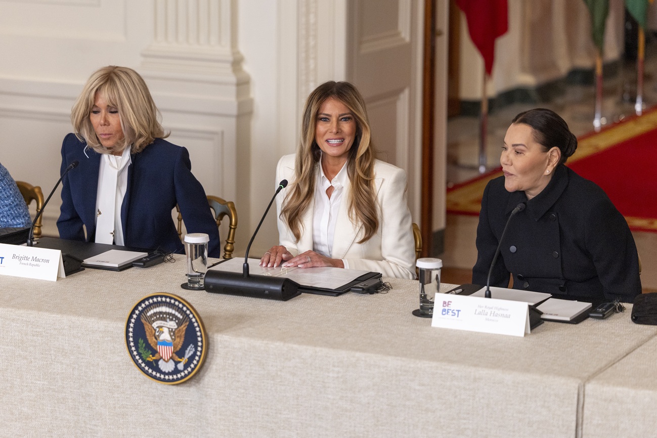 H Melania Trump, η Brigitte Macron και η πριγκίπισσα Lalla Hasna του Μαρόκου στη Στρογγυλή τράπεζα της Διεθνούς Σύνοδου Κορυφής της Συμμαχίας «Fostering the Future Together» στην Ανατολική Αίθουσα του Λευκού Οίκου στην Ουάσιγκτον, στις 25 Μαρτίου 2026