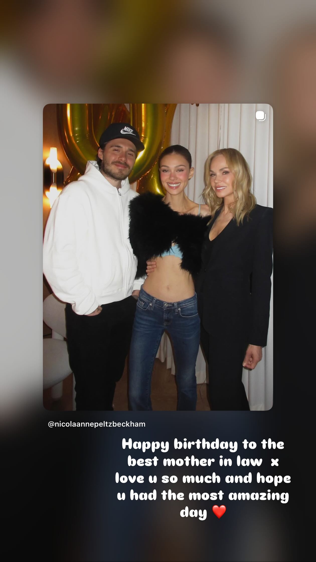 Ο Brooklyn Beckham μαζί με τη σύζυγό του και την πεθερά του. 