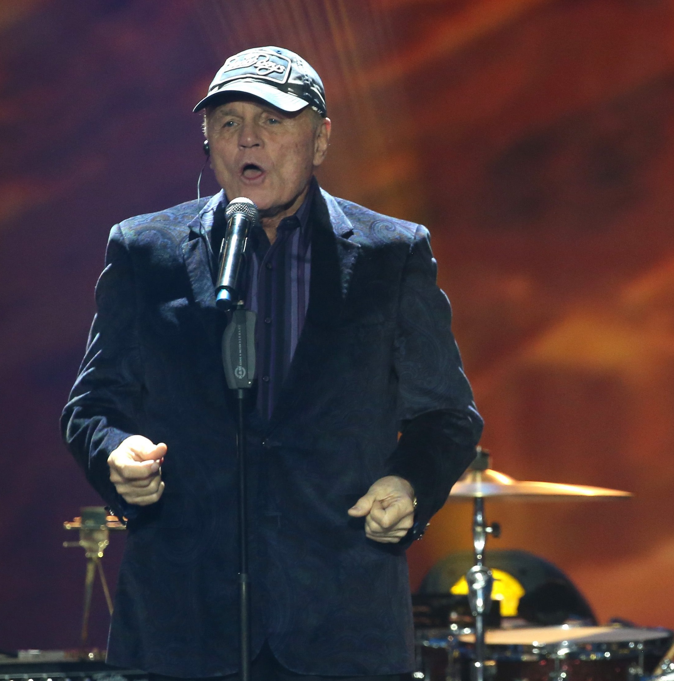 Ο Bruce Johnston των Beach Boys στέκεται με το βραβείο του στη σκηνή στη διάρκεια των 51ων Golden Camera Award στο Αμβούργο, 6 Φεβρουαρίου 2016