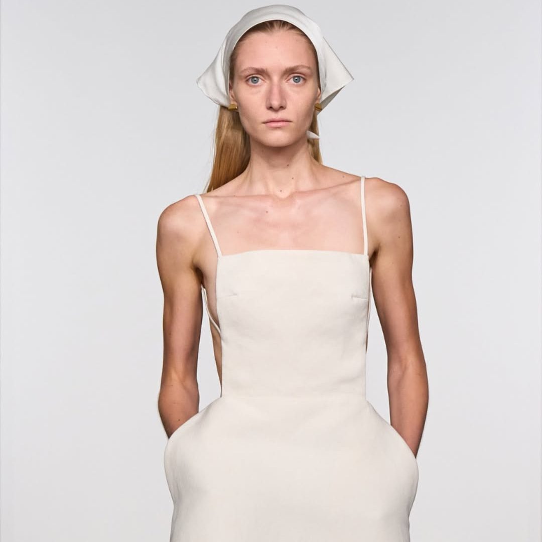 Ο μινιμαλισμός του Calvin Klein συναντά την εργατική τάξη με μια ολόλευκη ποδιά.