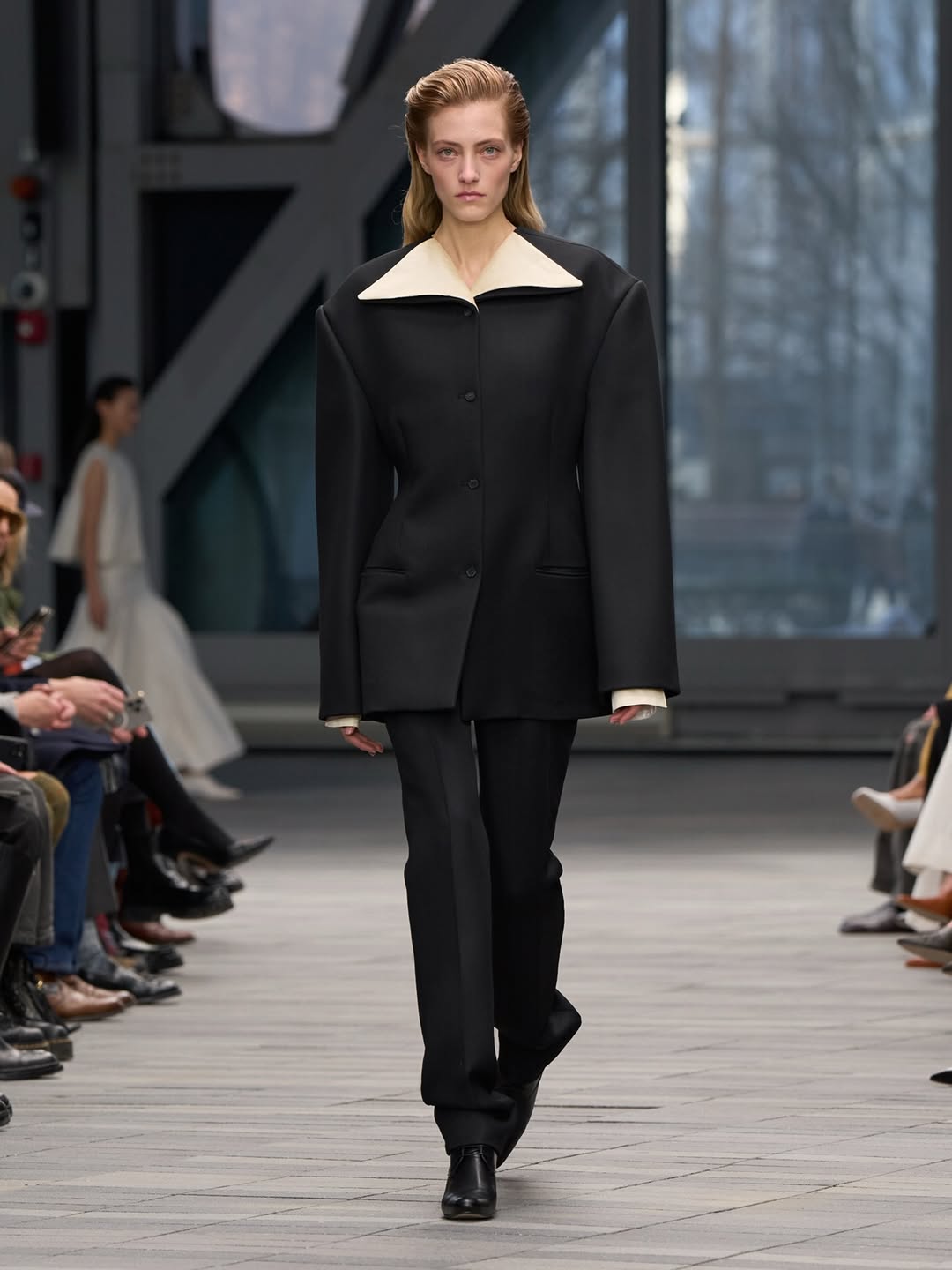 Οversized tailoring όπως το είδαμε στις πασαρέλες του Calvin Klein.