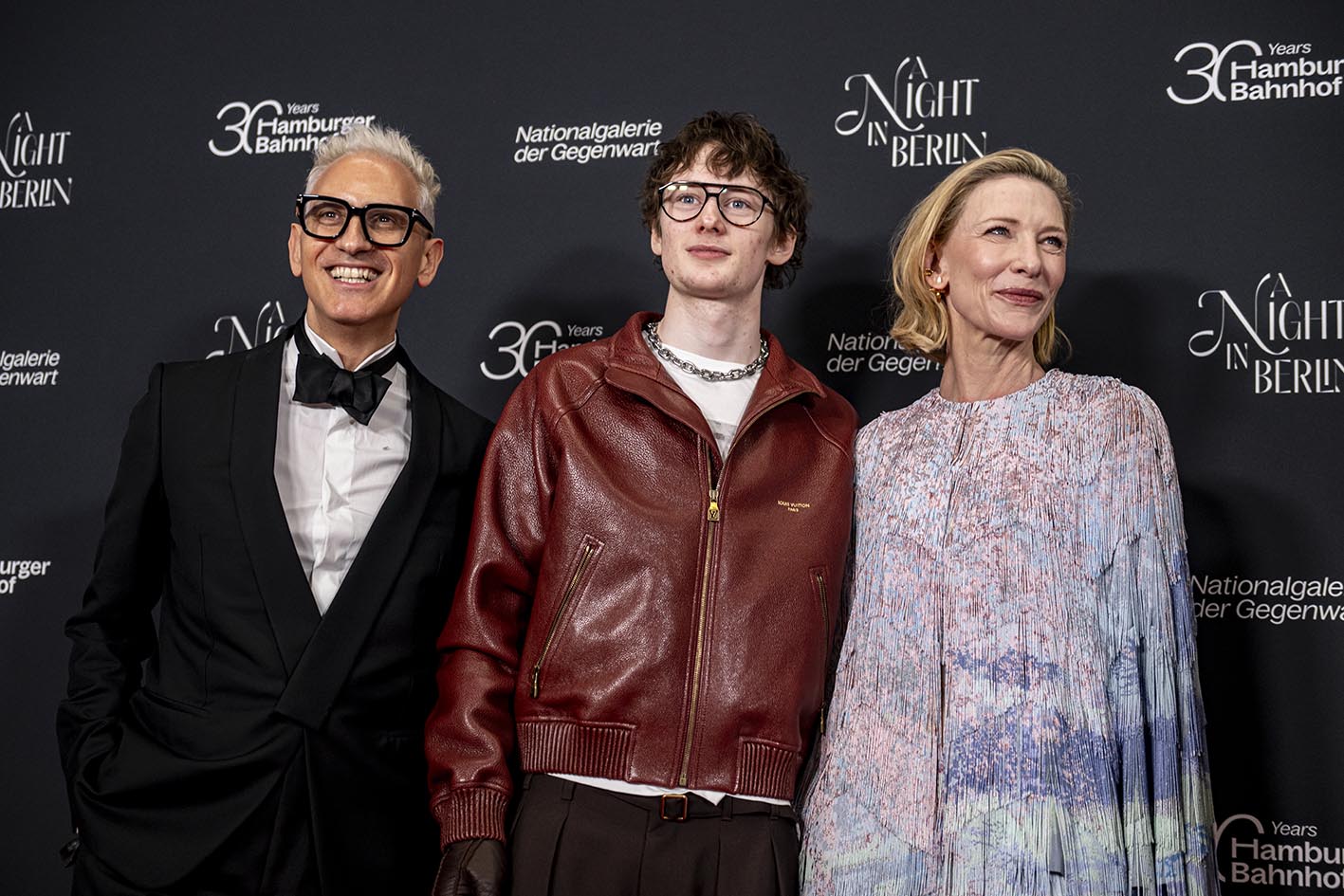 H Cate Blanchett με τον γιο της Ignatius Martin Upton και τον Sam Bardaouil, διευθυντή του Hamburger Bahnhof, στο κόκκινο χαλί της γκαλά «Μια Νύχτα στο Βερολίνο» για την 30ή επέτειο του Hamburger Bahnhof.