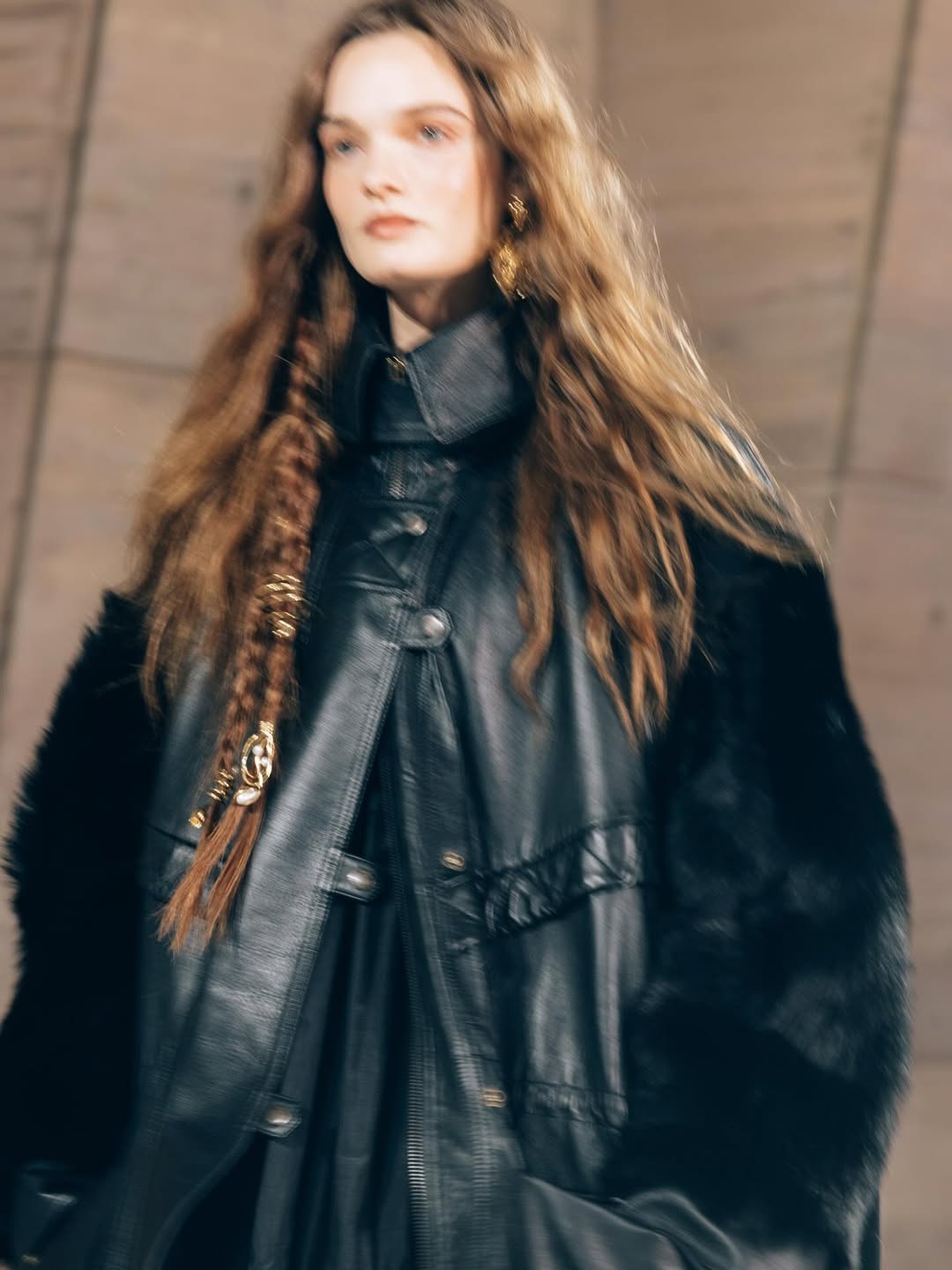 Μια από τις τάσεις που είδαμε στο Παρίσι είναι τα τζάκετ με γούνα. 