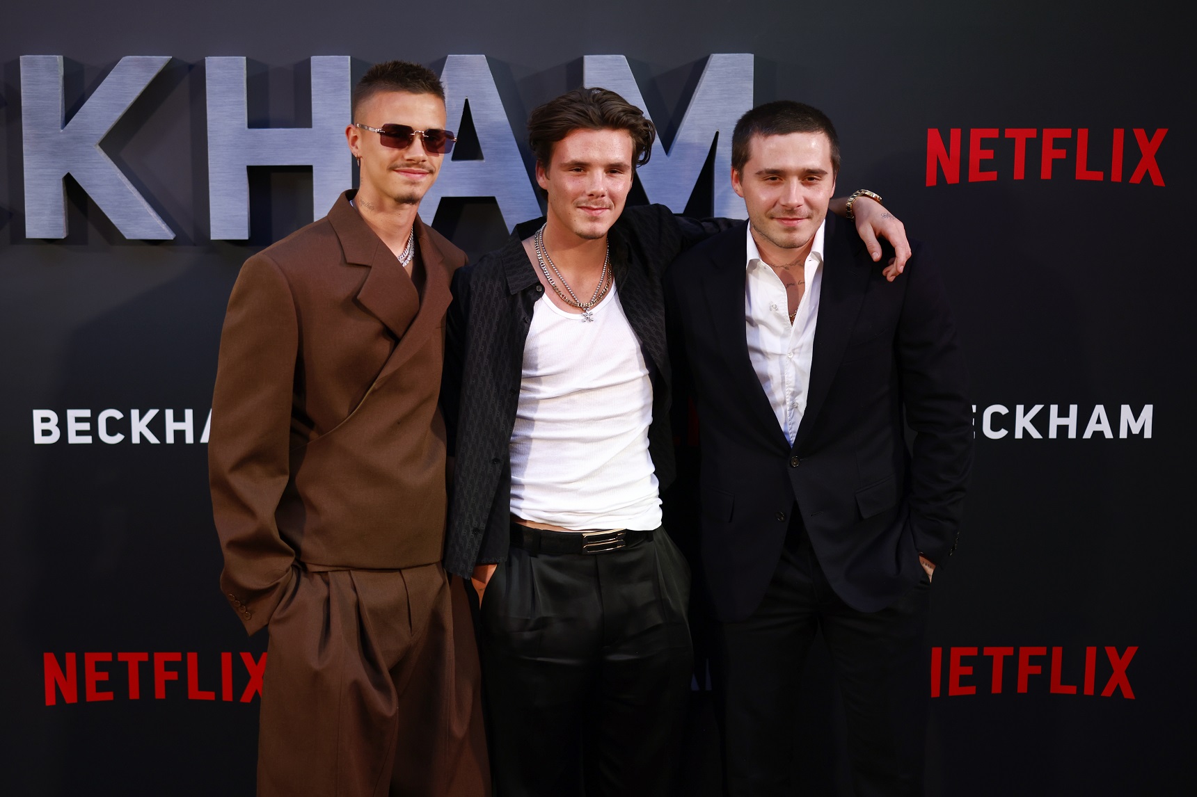 Oι Romeo Beckham, Cruz Beckham και Brooklyn Peltz Beckham στην πρεμιέρα του "Beckham" που έγινε στο Curzon Mayfair του Λονδίνου, 3 Οκτωβρίου 2023