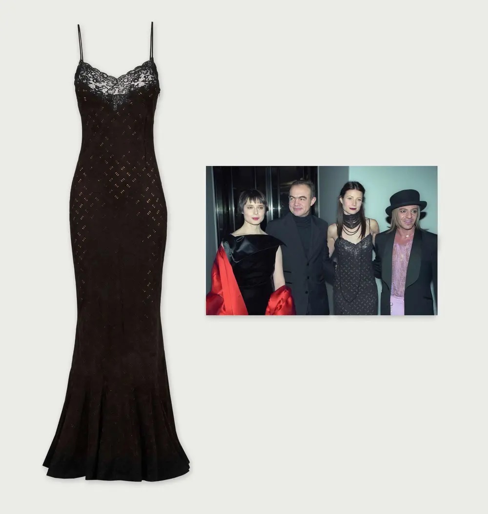 Dior by John Galliano. To καφέ suede και δαντέλα φόρεμα που φόρεσε η Paltrow στα εγκαίνια του LVMH Tower, το 1999, όσο η ηθοποιός είχε καστανά μαλλιά, βγαίνει σε δημοπρασία από τον οίκο Junien's Auctions στις 24 και 25 Μαρτίου διαδικτυακά.