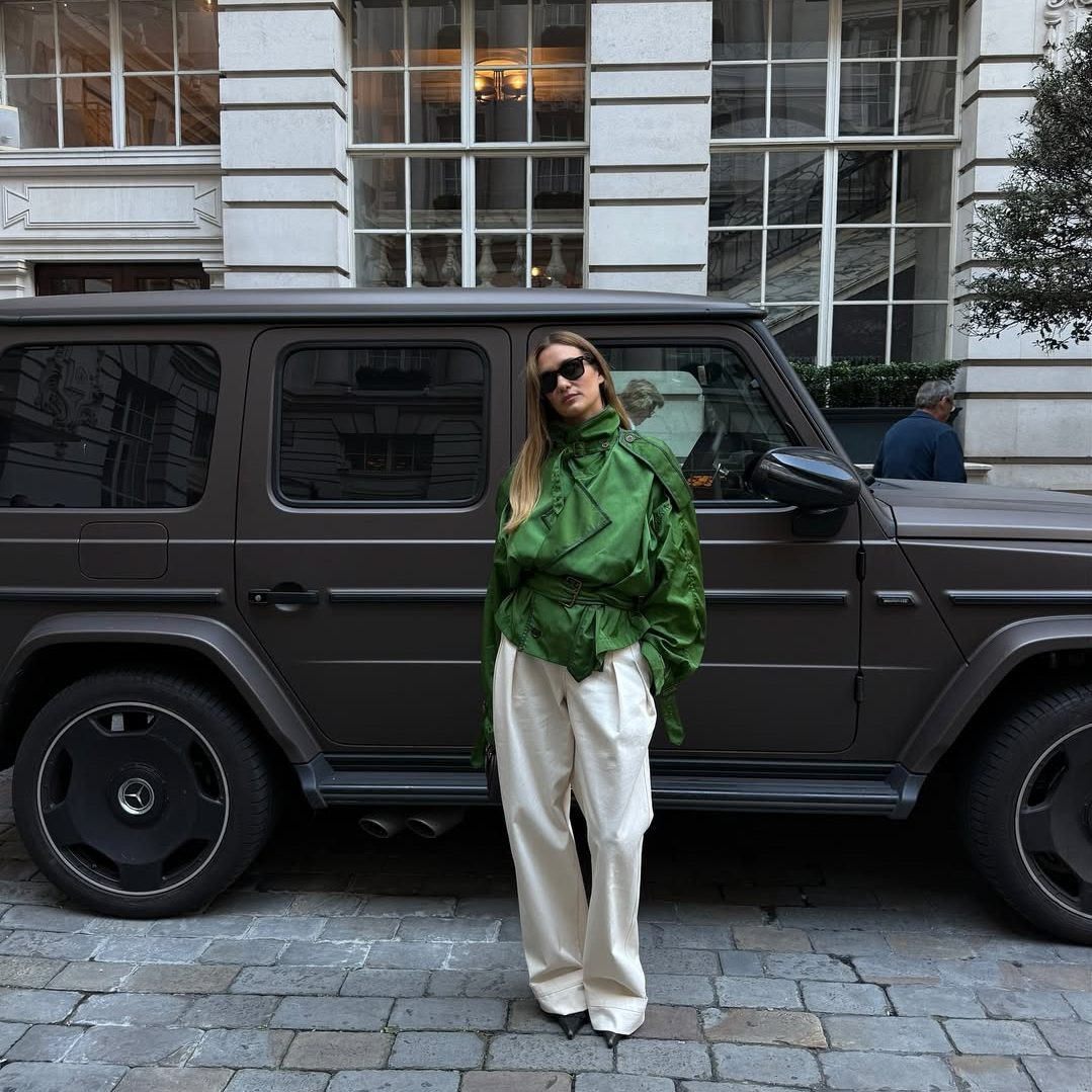 κοπέλα που φοράει πράσινο τζάκετ