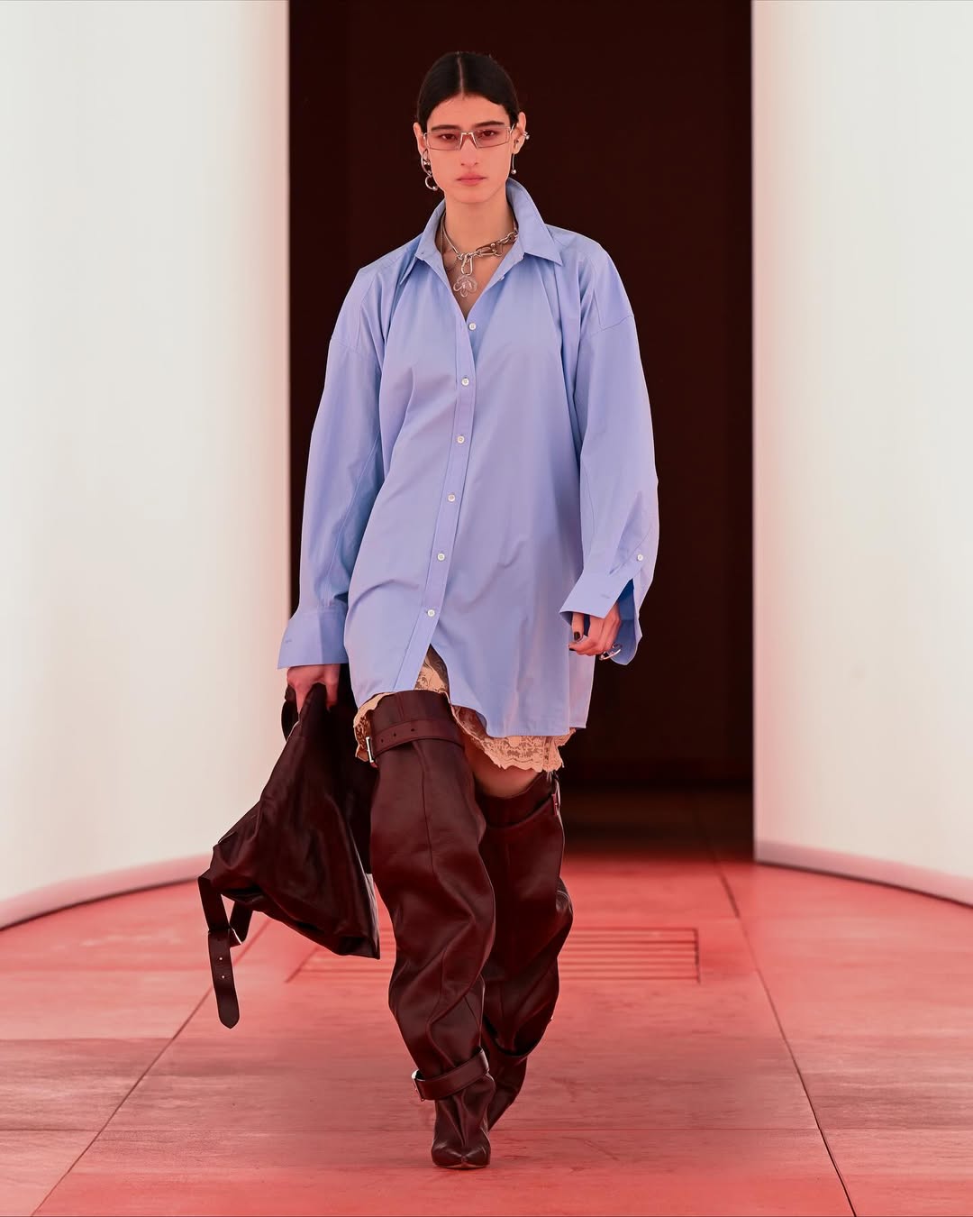 Στην πασαρέλα της Η&M το μπλε πουκάμισο έγινε φόρεμα.