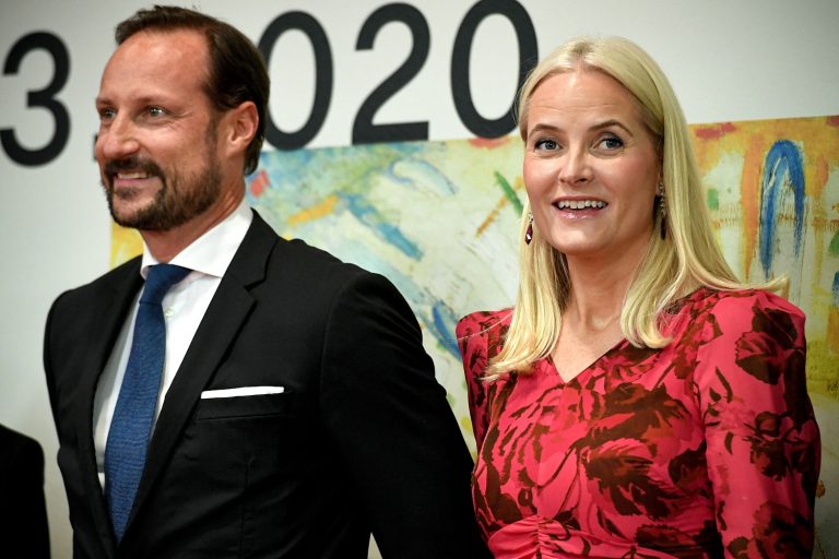 Η πριγκίπισσα Mette-Marit και ο πρίγκιπας Haakon κατά την άφιξή τους για τα εγκαίνια της έκθεσης του Edvard Munch στο μουσείο K20 στο Ντίσελντορφ, στις 11 Οκτωβρίου 2019