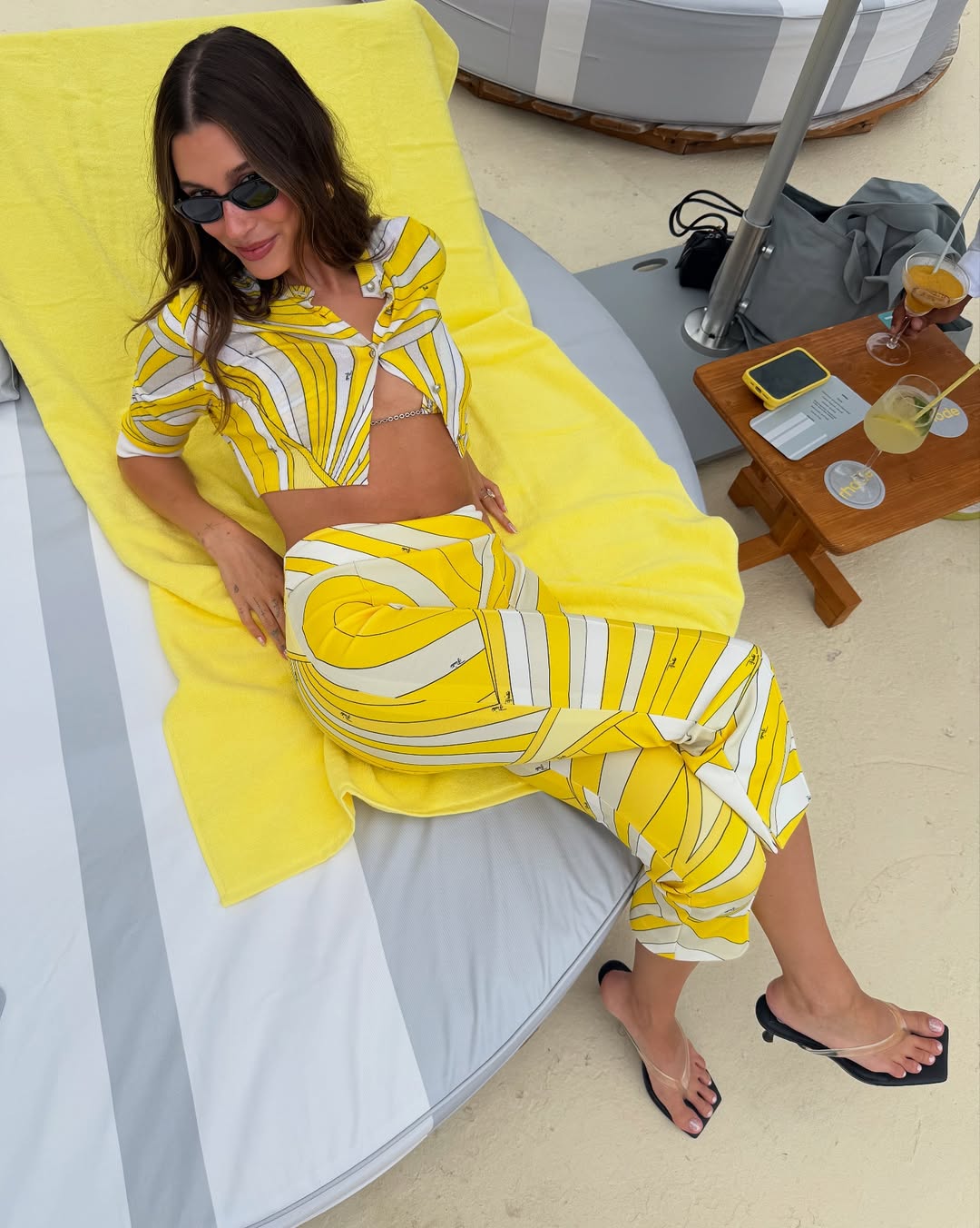 Hailey Bieber με Pucci σετ και clear kitten heel σαγιονάρες.