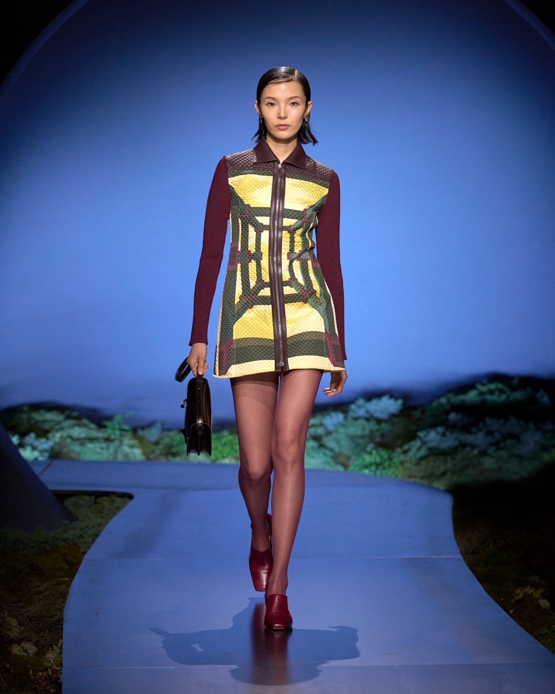 Στην Hermes για Άνοιξη 2026 είδαμε μίνι φορέματα με γεωμετρικά σχέδια σε γήινους τόνους.