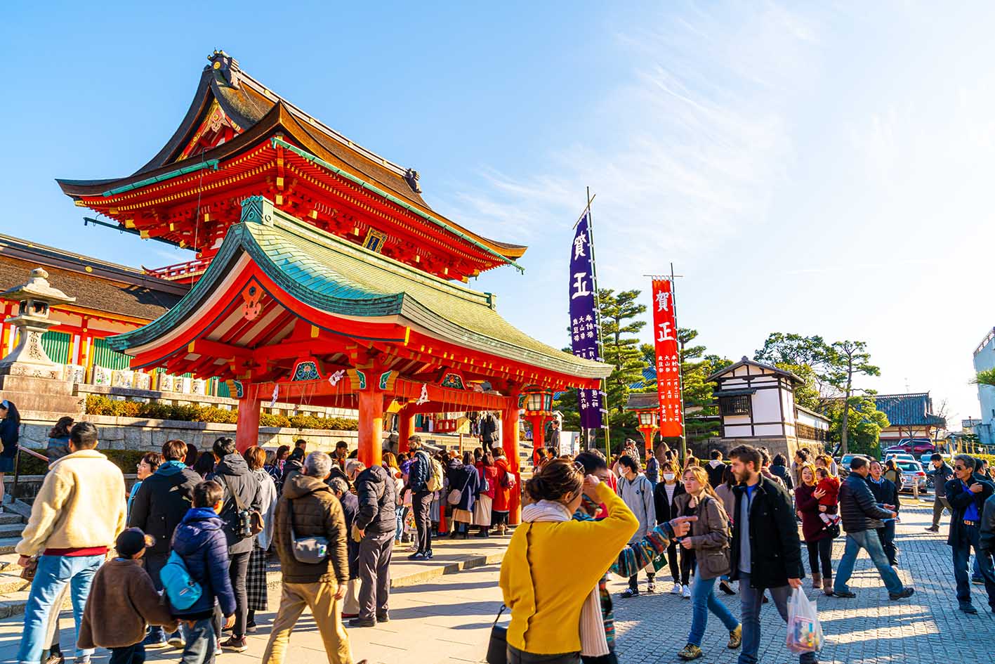 Κόκκινες πύλες Torii στο Fushimi Inari Taisha με τουρίστες και Ιάπωνες φοιτητές. Το Fushimi Inari είναι το σημαντικότερο ιερό Shinto. Στο Κιότο της Ιαπωνίας.