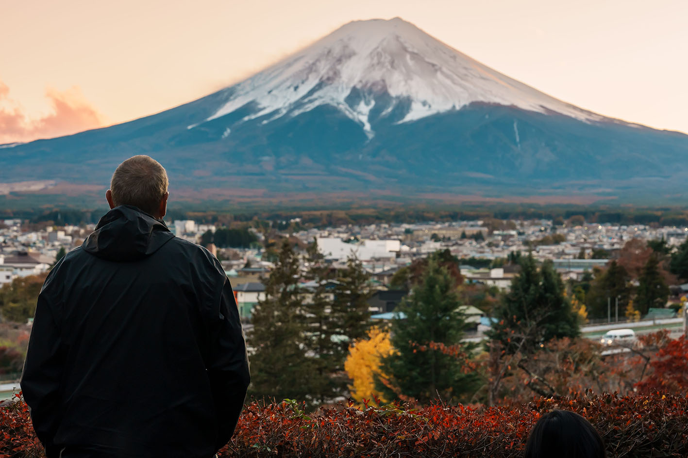 Θέα στο όρος Φούτζι την φθινοπωρινή περίοδο με πολύχρωμα φθινοπωρινά φύλλα στην παγόδα Chureito, Yamanashi της Ιαπωνίας.