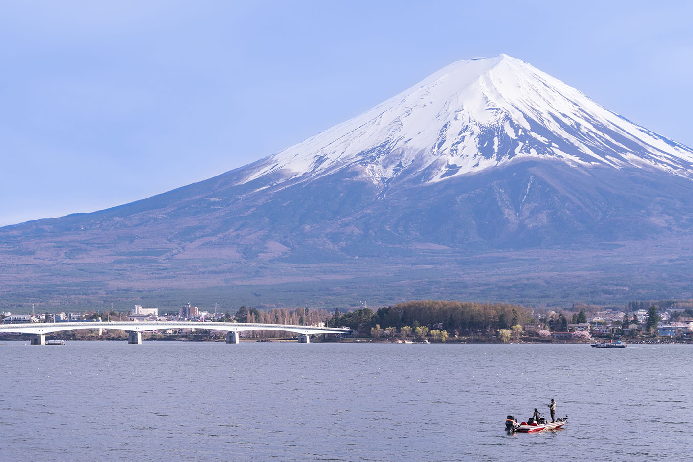 Το όρος Φούτζι, Μνημείο Παγκόσμιας Κληρονομιάς, όπως φαίνεται από το Καβαγκουτσίκο της Ιαπωνίας.