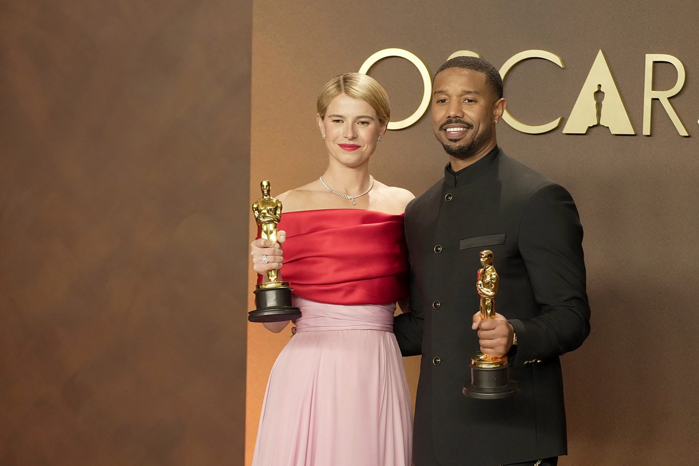 H Jessie Buckley, νικήτρια του βραβείου Καλύτερης Ηθοποιού για την ταινία «Hamnet» και ο Michael B. Jordan, νικητής του βραβείου Καλύτερου Ηθοποιού για την ταινία «Sinners», ποζάρουν στην αίθουσα Τύπου στα 98α ετήσια βραβεία Όσκαρ στο Dolby Theatre στις 15 Μαρτίου 2026 στο Χόλιγουντ της Καλιφόρνια. 