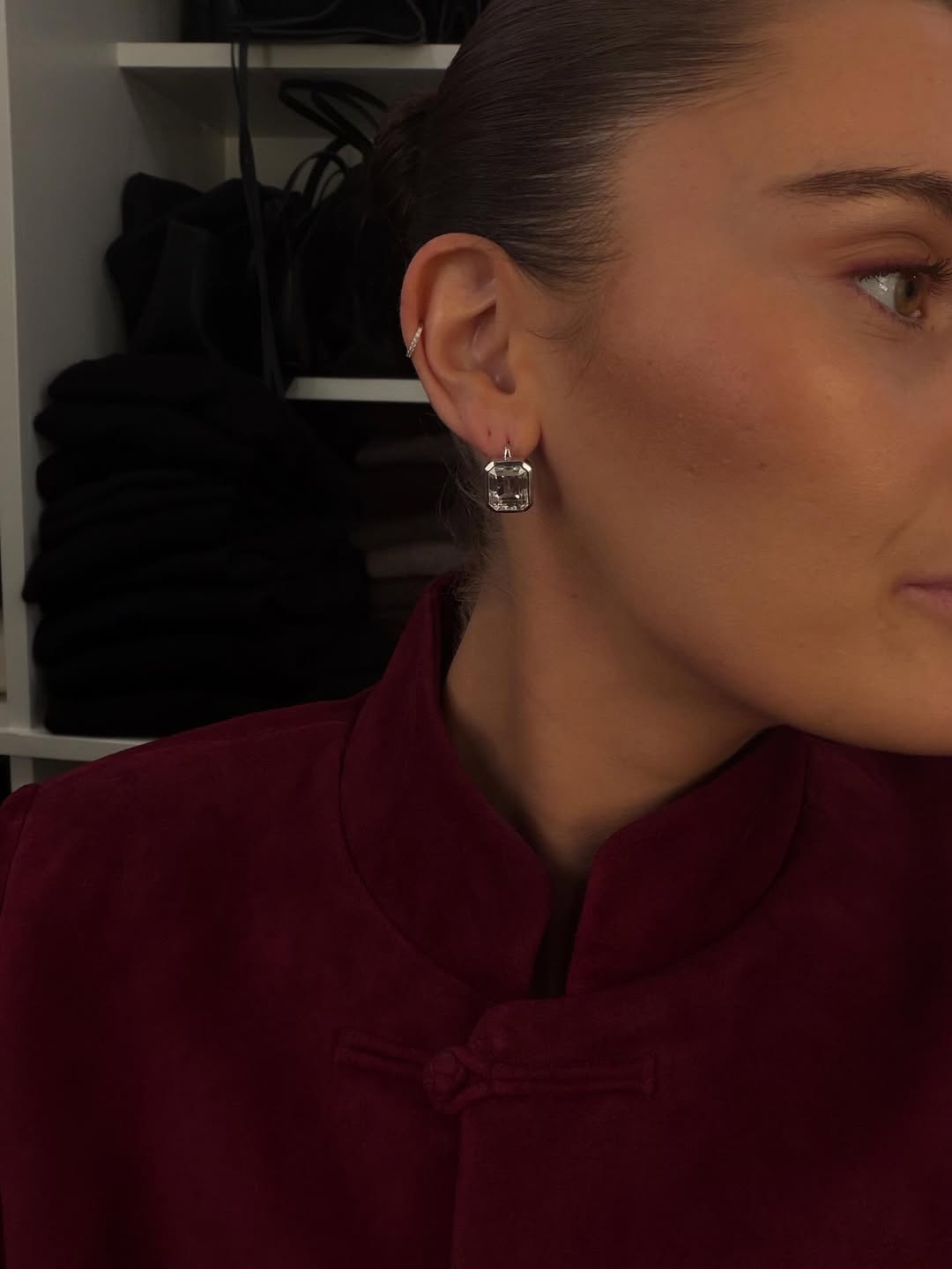 Η Coco Schiffer επέλεξε τη διακριτική λάμψη των bezel-set διαμαντιών.