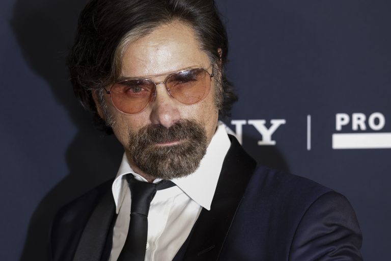 Ο John Stamos στα Recording Academy στο γκαλά πριν από τα Grammy, Clive Davis' Salute To Industry Icons, που διοργανώθηκε στο Beverly Hilton του Λος Άντζελες, 31 Ιανουαρίου 2026