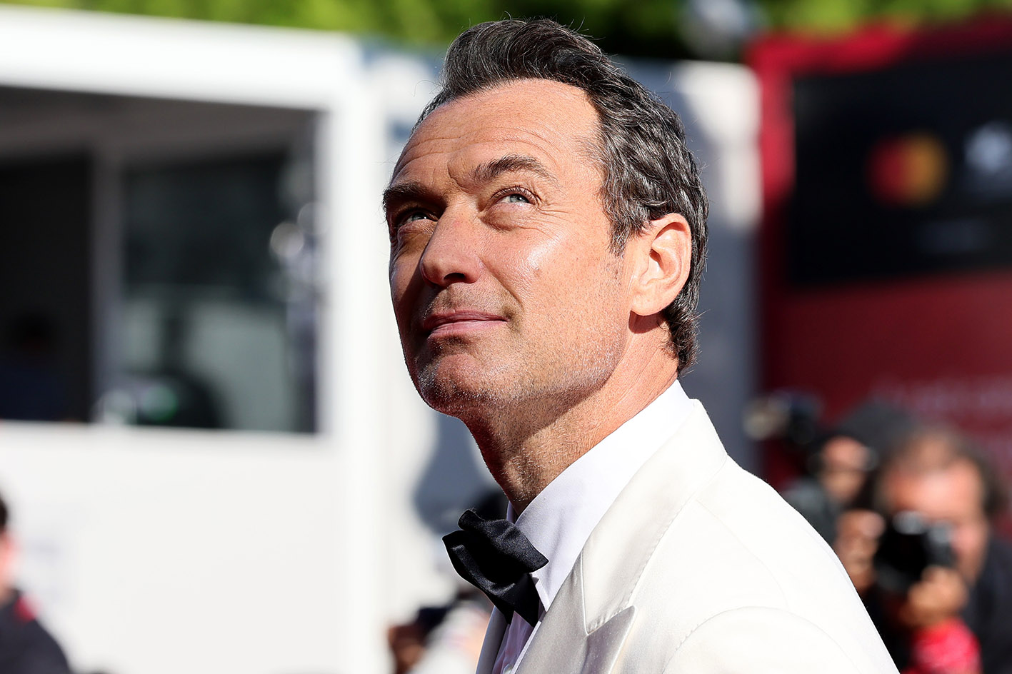 Ο Jude Law στο κόκκινο χαλί της προβολής της ταινίας «Ο Μάγος του Κρεμλίνου» (Le Mage Du Kremlin) κατά τη διάρκεια του 82ου Διεθνούς Φεστιβάλ Κινηματογράφου της Βενετίας στο Palazzo del Cinema στις 31 Αυγούστου 2025.