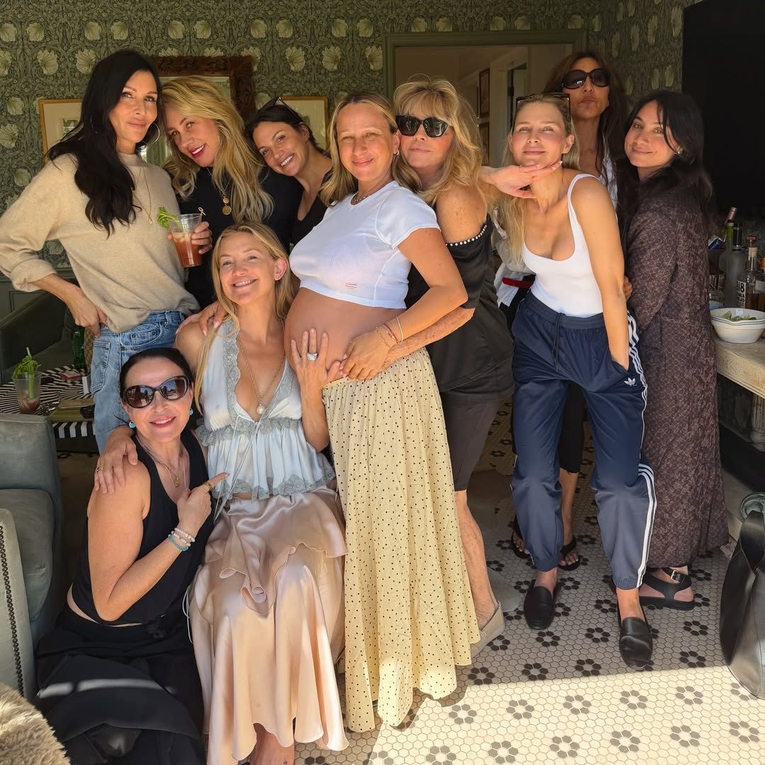 Η Kate Hudson επαναπροσδιορίζει το boho chic look για την Άνοιξη 2026.