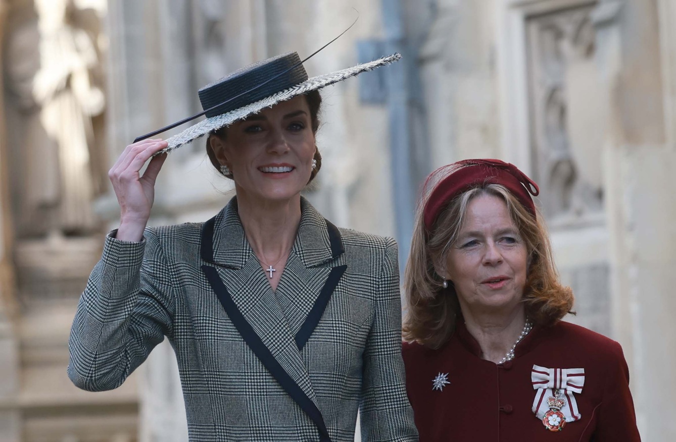 Η Kate Middleton κρατά το καπέλο της  καθώς αποχωρεί μετά την ενθρόνιση της Sarah Mullally ως της Αρχιεπισκόπου του Canterbury στον Καθεδρικό του Canterbury, 25 Μαρτίου 2026