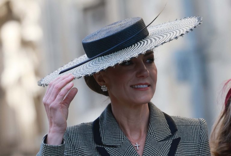 Η Kate Middleton κρατά το καπέλο της καθώς αποχωρεί μετά την ενθρόνιση της Sarah Mullally ως της Αρχιεπισκόπου του Canterbury στον Καθεδρικό του Canterbury, 25 Μαρτίου 2026.